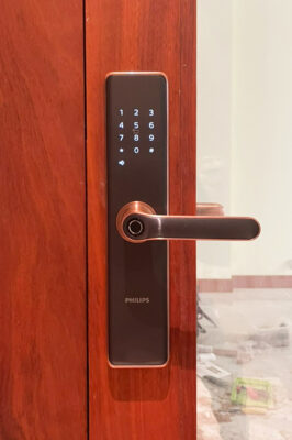 Khóa điện tử cửa gỗ PHILIPS 7300