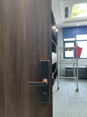 Khóa điện tử cửa gỗ PHILIPS 7300