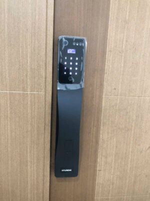 Khoá điện tử cửa gỗ Hyundai HY-SLA807F Black Khoá điện tử cửa gỗ Hyundai HY-SLA807F Black